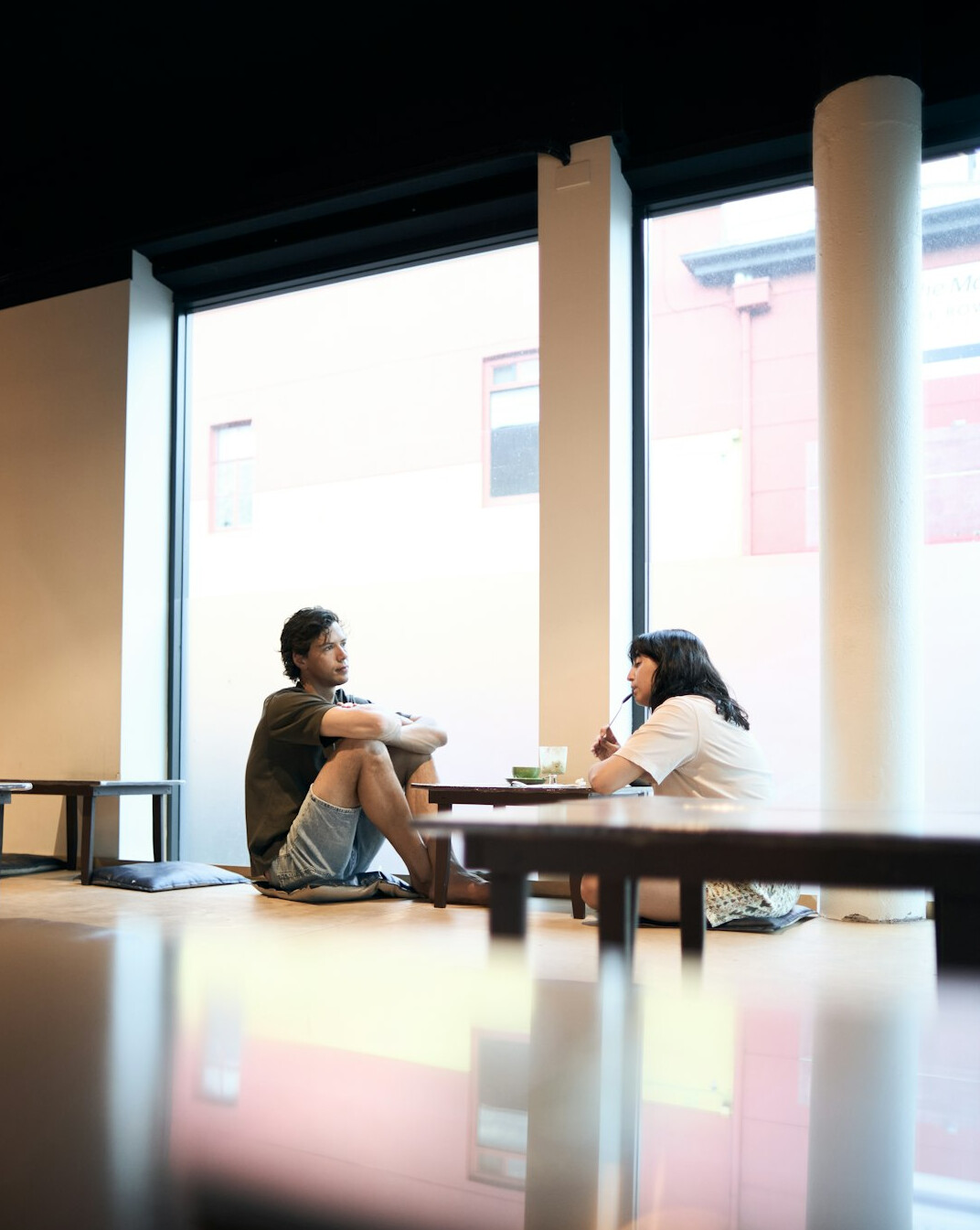 friends talking in cafe